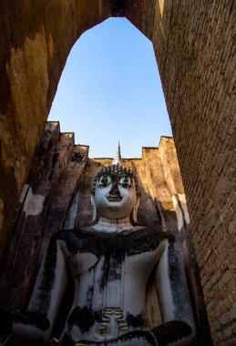 Wat Si Chum tapınağı ve Sukhothai tarihi parkındaki büyük Buda, Tayland
