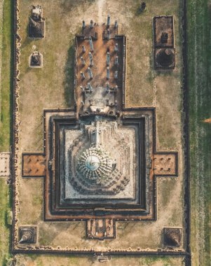 Wat Phra Sri Rattana Mahathat Rajaworaviharn Tapınağı ve Si Satchanalai tarihi parkındaki budha 'nın havadan görünüşü, Tayland