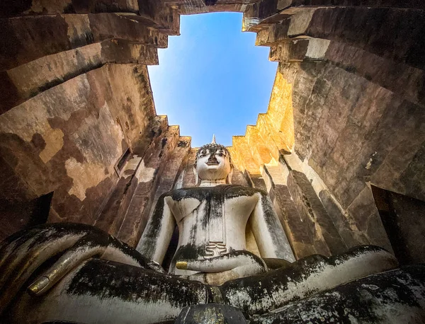Wat Si Chum tapınağı ve Sukhothai tarihi parkındaki büyük Buda, Tayland