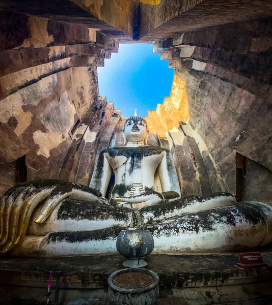 Wat Si Chum tapınağı ve Sukhothai tarihi parkındaki büyük Buda, Tayland