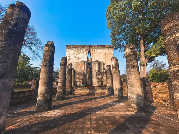 Wat Si Chum tapınağı ve Sukhothai tarihi parkındaki büyük Buda, Tayland