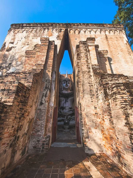 Wat Si Chum temple and big Buddha in Sukhothai historical park, Thailand — Stock Photo, Image