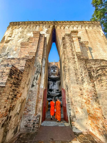 Wat Si Chum tapınağı ve Sukhothai tarihi parkındaki büyük Buda, Tayland