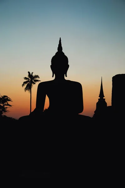 Pôr do sol em Wat Mahathat buddha e templo no Parque Histórico de Sukhothai — Fotografia de Stock