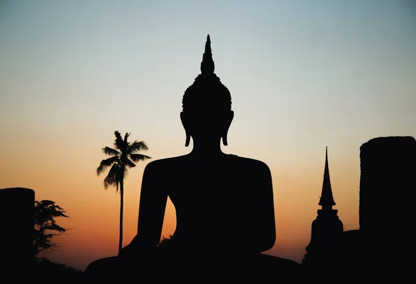 Pôr do sol em Wat Mahathat buddha e templo no Parque Histórico de Sukhothai — Fotografia de Stock