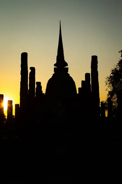 Sunset at Wat Mahathat buddha and temple in Sukhothai Historical Park — Zdjęcie stockowe