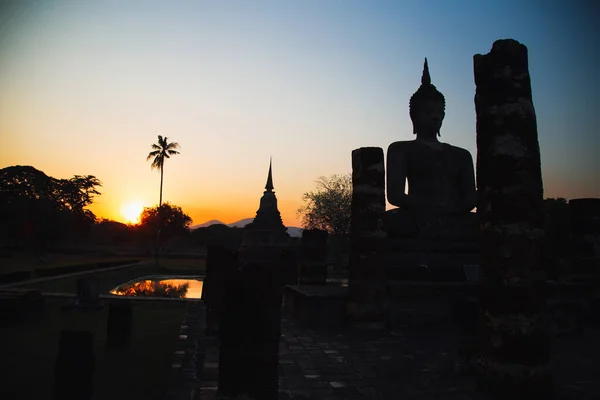 Sunset at Wat Mahathat buddha and temple in Sukhothai Historical Park — Stock Photo, Image