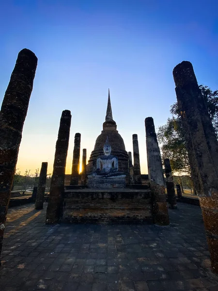 Wat Mahathat Buddha 'da günbatımı ve Sukhothai Tarihi Parkı' ndaki tapınak