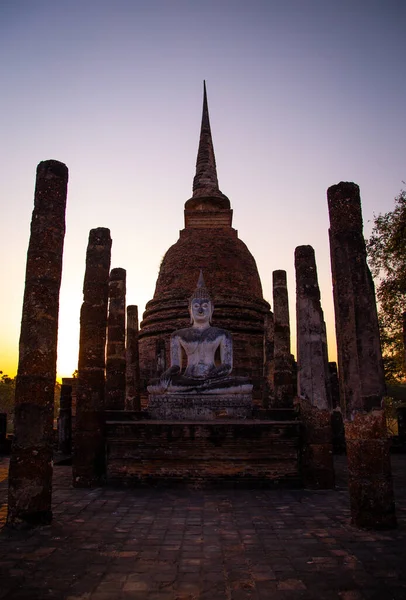 Wat Mahathat Buddha 'da günbatımı ve Sukhothai Tarihi Parkı' ndaki tapınak