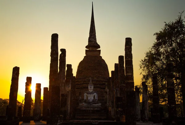 Zonsondergang bij Wat Mahathat Boeddha en tempel in Sukhothai Historisch Park — Stockfoto