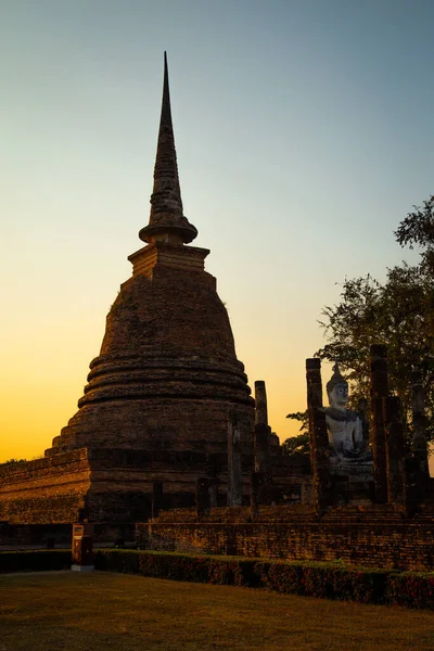 Wat Mahathat Buddha 'da günbatımı ve Sukhothai Tarihi Parkı' ndaki tapınak — Stok fotoğraf