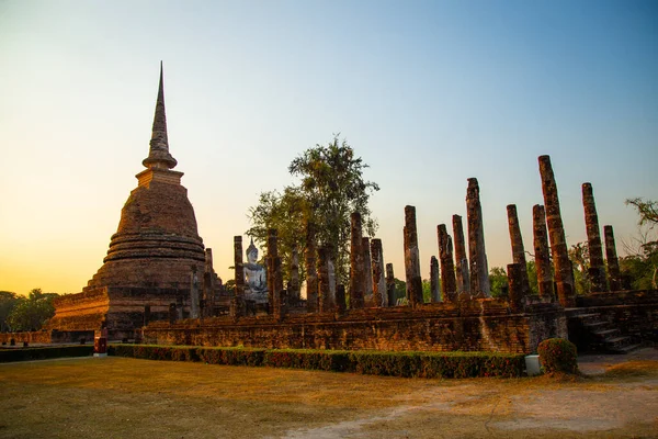 Zachód słońca na Wat Mahathat Buddha i świątyni w Sukhothai Historical Park — Zdjęcie stockowe