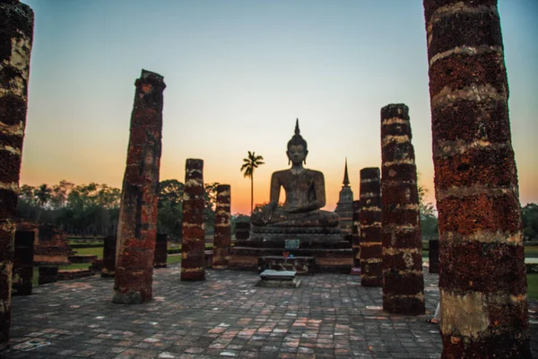Wat Mahathat Buddha 'da günbatımı ve Sukhothai Tarihi Parkı' ndaki tapınak