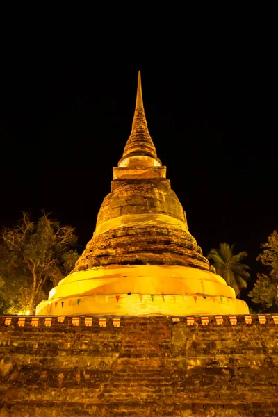 Wat Traphang Thong temple at night in Sukhothai historical park, Thailand — Stockfoto