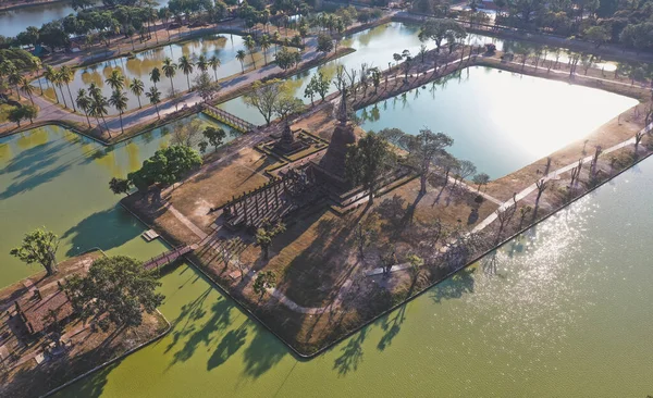 Αεροφωτογραφία του Wat Sra Sri ή Wat Sa Si στο ιστορικό πάρκο Sukhothai στην Ταϊλάνδη — Φωτογραφία Αρχείου