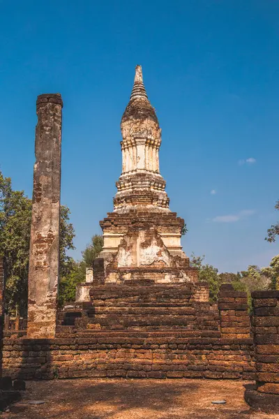 Wat Chedi Chet Thaeo veya Wat Chedi Chet Thaew Si Satchanalai tarihi parkında — Stok fotoğraf