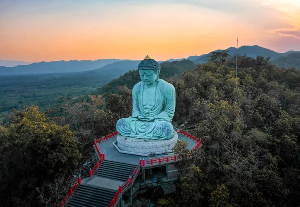 Aerial view of Wat Doi Prachan Mae Tha or Wat Phra That Doi Phra Chan in Lampang, Thailand — Foto de Stock