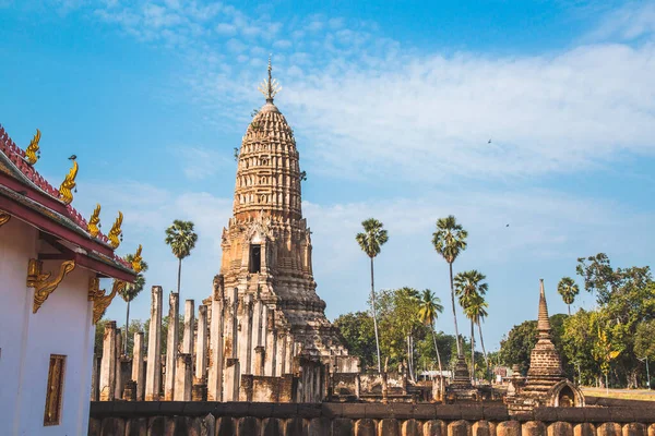 Wat Phra Sri Rattana Mahathat Rajaworaviharn tempel och buddha i Si Satchanalai historiska park, Thailand — Stockfoto