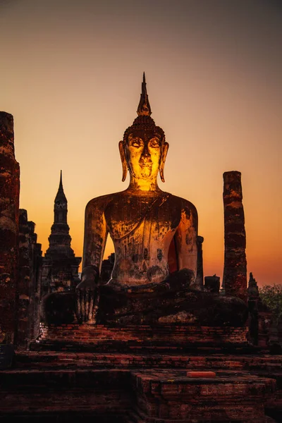日落在Wat Mahathat buddha和Sukhothai历史公园的寺庙 — 图库照片