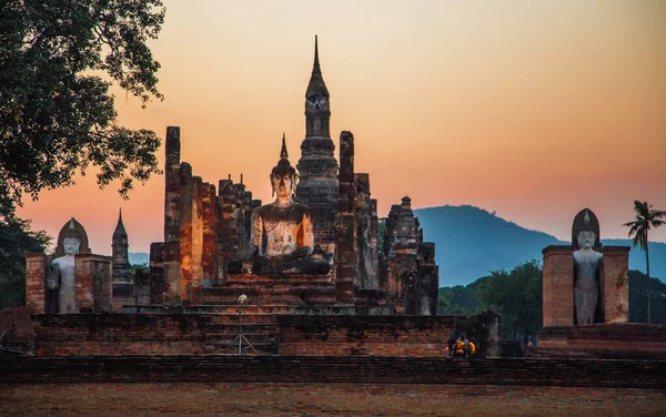 Sunset at Wat Mahathat buddha and temple in Sukhothai Historical Park — Stock Photo, Image