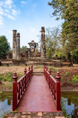 Wat Sangkhawat, Tayland 'daki Sukhothai tarihi parkında Buda heykeli yıkıntıları.