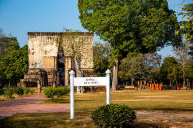 Wat Si Chum tapınağı ve Sukhothai tarihi parkındaki büyük Buda, Tayland