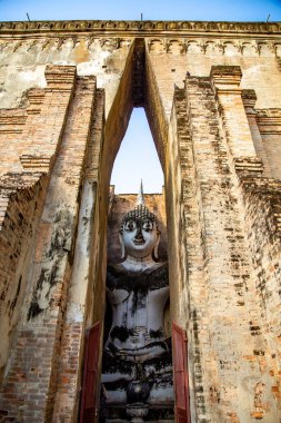Wat Si Chum tapınağı ve Sukhothai tarihi parkındaki büyük Buda, Tayland