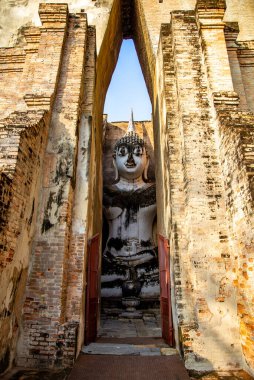 Wat Si Chum tapınağı ve Sukhothai tarihi parkındaki büyük Buda, Tayland