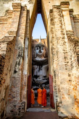 Wat Si Chum tapınağı ve Sukhothai tarihi parkındaki büyük Buda, Tayland