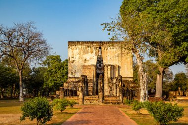 Wat Si Chum tapınağı ve Sukhothai tarihi parkındaki büyük Buda, Tayland