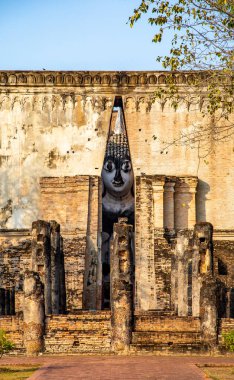 Wat Si Chum tapınağı ve Sukhothai tarihi parkındaki büyük Buda, Tayland