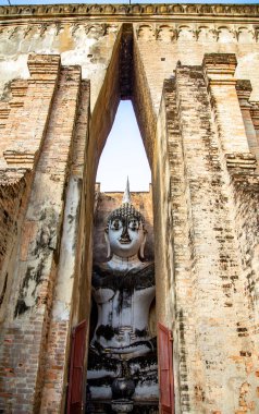 Wat Si Chum tapınağı ve Sukhothai tarihi parkındaki büyük Buda, Tayland