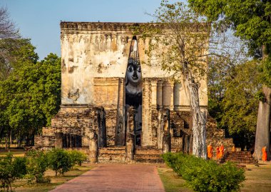 Wat Si Chum tapınağı ve Sukhothai tarihi parkındaki büyük Buda, Tayland