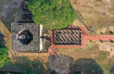 Wat Si Chum tapınağı ve Sukhothai tarihi parkındaki büyük Buda, Tayland