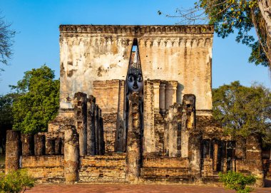 Wat Si Chum tapınağı ve Sukhothai tarihi parkındaki büyük Buda, Tayland