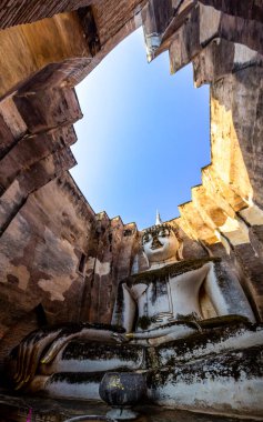 Wat Si Chum tapınağı ve Sukhothai tarihi parkındaki büyük Buda, Tayland