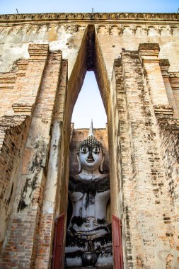 Wat Si Chum tapınağı ve Sukhothai tarihi parkındaki büyük Buda, Tayland