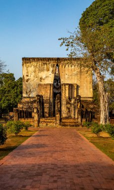 Wat Si Chum tapınağı ve Sukhothai tarihi parkındaki büyük Buda, Tayland