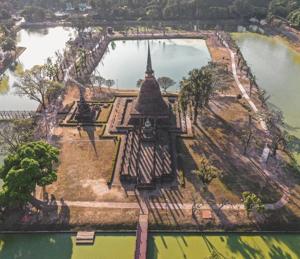 Tayland 'daki Sukhothai tarihi parkında Wat Sra Sri veya Wat Sa Si' nin havadan görünüşü