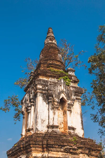 Wat Chedi Chet Thaeo or Wat Chedi Chet Thaew in Si Satchanalai historical park — ストック写真