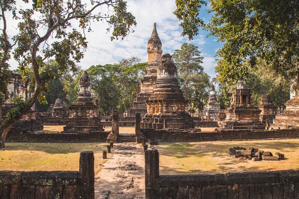 Wat Chedi Chet Thaeo or Wat Chedi Chet Thaew in Si Satchanalai historical park — Stock Photo, Image