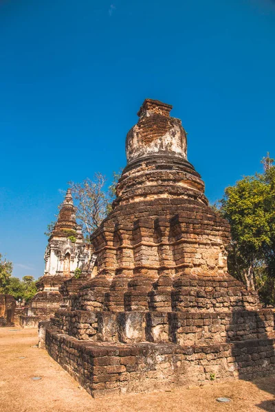 Wat Chedi Chet Thaeo lub Wat Chedi Chet Thaew w historycznym parku Si Satchanalai — Zdjęcie stockowe