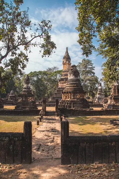 Wat Chedi Chet Thaeo veya Wat Chedi Chet Thaew Si Satchanalai tarihi parkında — Stok fotoğraf