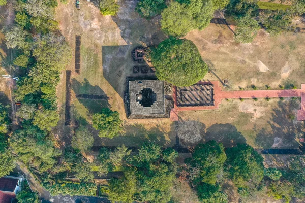 Wat Si Chum templom és a nagy Buddha Sukhothai történelmi parkban, Thaiföldön — Stock Fotó