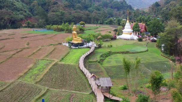 Phrae ThailandのWat Na Khua寺の空中写真 — ストック動画