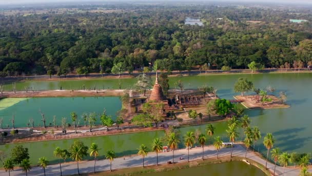 タイのスコータイ歴史公園でのワット・スラ・スリまたはワット・サ・シーの空中写真 — ストック動画