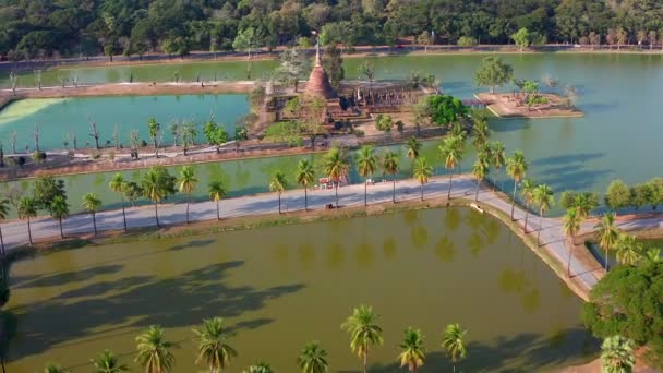 Aerial view of Wat Sra Sri or Wat Sa Si in Sukhothai historical park in Thailand — Vídeos de Stock