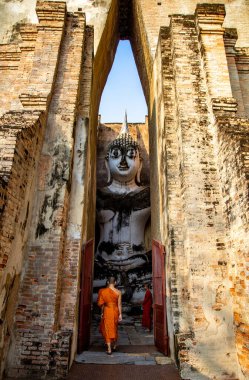 Wat Si Chum tapınağı ve Sukhothai tarihi parkındaki büyük Buda, Tayland