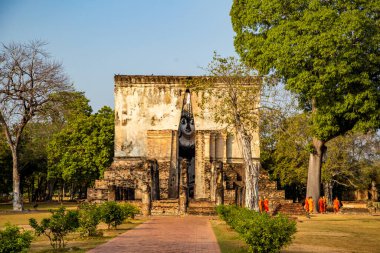 Wat Si Chum tapınağı ve Sukhothai tarihi parkındaki büyük Buda, Tayland