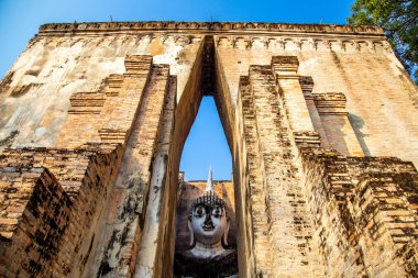 Wat Si Chum tapınağı ve Sukhothai tarihi parkındaki büyük Buda, Tayland